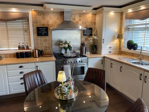 Cottage | Private kitchen | Fridge, microwave, oven, stovetop