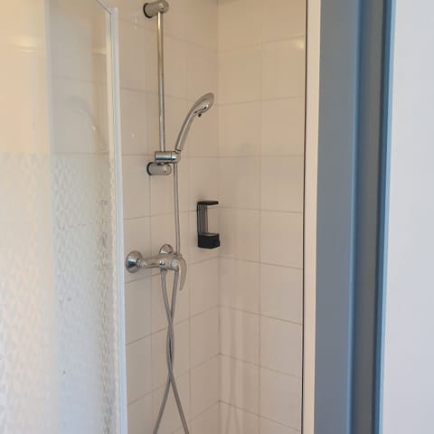 Shower, rainfall showerhead, free toiletries, towels