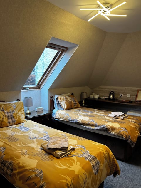 Twin Room | Desk, iron/ironing board, free WiFi, bed sheets