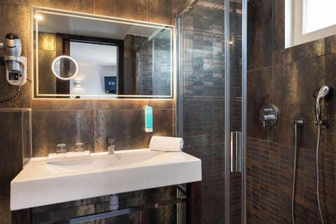 Superior Room with Terrace | Bathroom | Free toiletries, hair dryer, bathrobes, towels