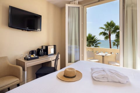Deluxe Room Sea View and Balcony | In-room safe, desk, soundproofing, free WiFi