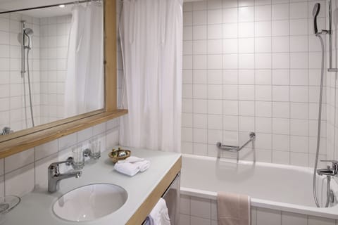 Superior Double Room with Balcony and Mountain View | Bathroom | Hair dryer, towels