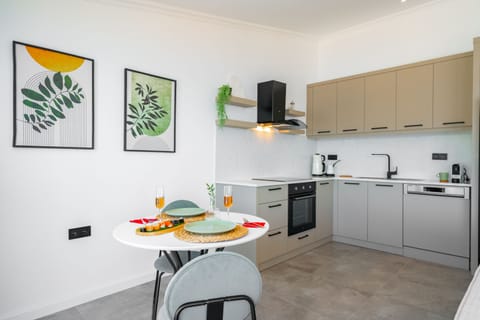 Deluxe Suite | Private kitchen | Full-size fridge, oven, dishwasher, electric kettle