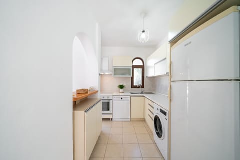 Panoramic Suite | Private kitchen | Full-size fridge, oven, dishwasher, electric kettle