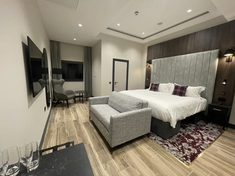 Roseburn Executive, No windows | Premium bedding, in-room safe, desk, blackout drapes