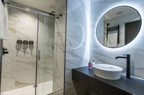 Shower, hair dryer, bathrobes, slippers