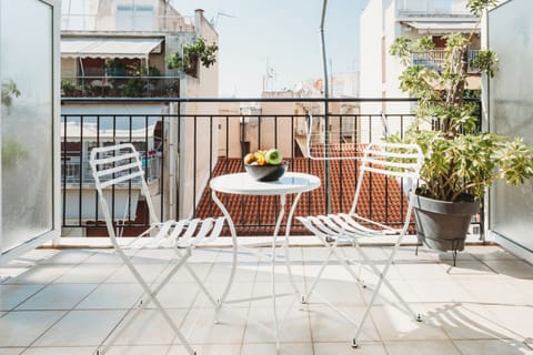 Top Floor Urban Studio with Balcony and Sightseeing View | Terrace/patio