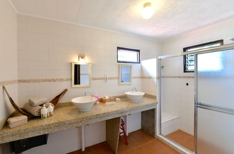 Superior King Room | Bathroom | Shower, rainfall showerhead, free toiletries, hair dryer