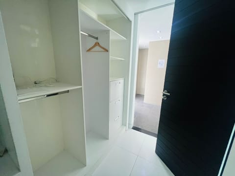 Deluxe Penthouse | Bathroom | Free toiletries, hair dryer, bathrobes, slippers