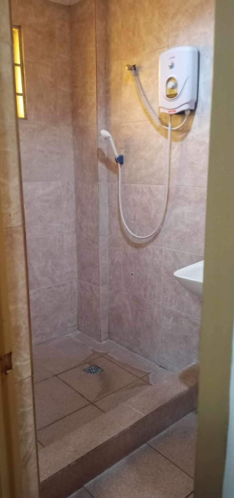 Standard Double Room | Bathroom | Shower, soap, shampoo, toilet paper