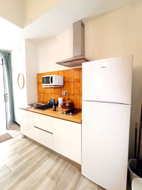 Standard Studio | Private kitchen | Full-size fridge, microwave, stovetop, cookware/dishes/utensils