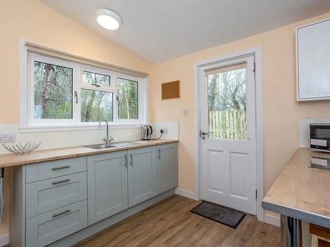 Chalet | Private kitchen | Fridge, microwave, oven, stovetop