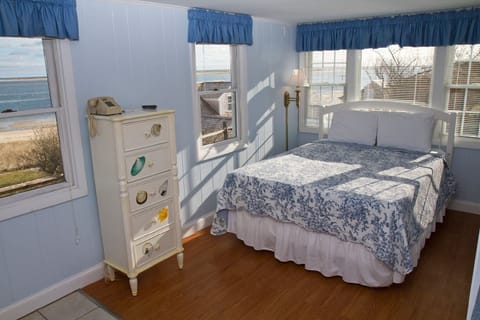 Superior Efficiency, One Queen Bed, Ocean View | Iron/ironing board, free WiFi, bed sheets