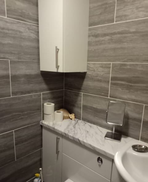 Chalet | Bathroom | Combined shower/tub, deep soaking tub, towels