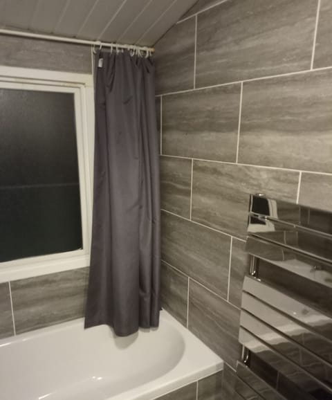 Chalet | Bathroom | Combined shower/tub, deep soaking tub, towels