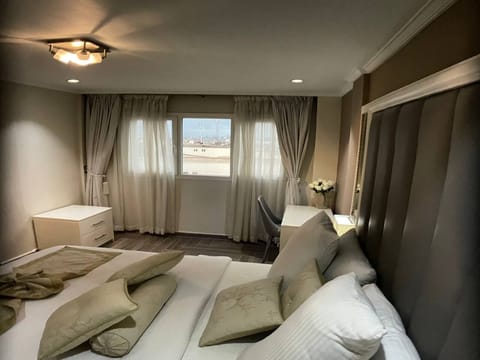 Family Suite | Premium bedding, individually decorated, individually furnished, desk