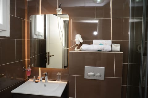 Deluxe Suite | Bathroom | Shower, hydromassage showerhead, hair dryer, bathrobes