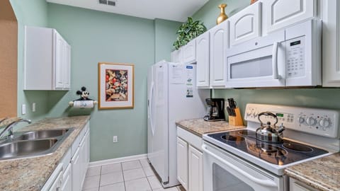 Condo, Multiple Beds, Pool Access (CW7654-403) | Private kitchen | Fridge, microwave, oven, stovetop