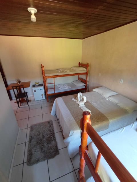 Quarto Quíntuplo | Desk, laptop workspace, free WiFi, bed sheets