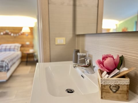 Superior Double Room | Bathroom | Shower, rainfall showerhead, free toiletries, hair dryer