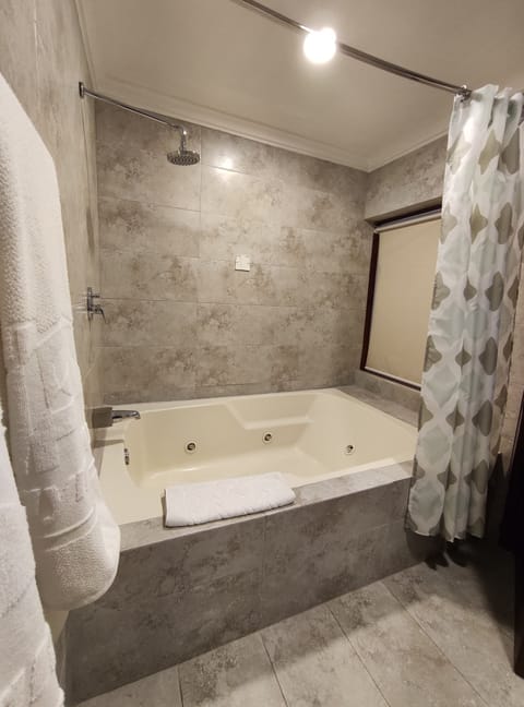 Superior Suite, 1 King Bed | Bathroom | Hair dryer, towels, soap, shampoo