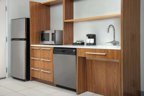 Full-size fridge, microwave, dishwasher, coffee/tea maker