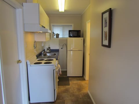 Cottage, 1 Bedroom, Kitchen | Private kitchen | Fridge, microwave, coffee/tea maker