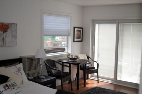 1 bedroom, Egyptian cotton sheets, premium bedding, memory foam beds