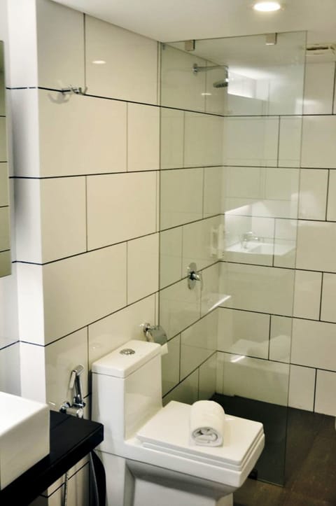 Mango Club | Bathroom | Shower, free toiletries, hair dryer, towels