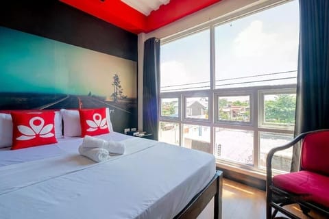 Basic Double Room, 1 Bedroom, Non Smoking | In-room safe, individually decorated, individually furnished, desk