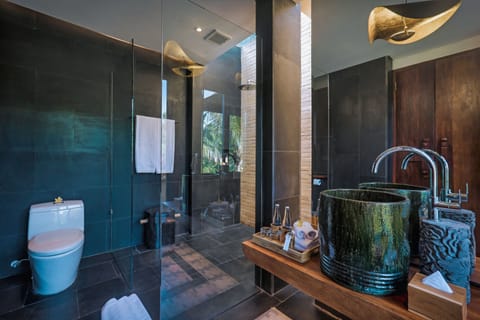 Jungle Suite Pool Villa (with Daily Afternoon Tea) | Bathroom | Separate tub and shower, rainfall showerhead, free toiletries