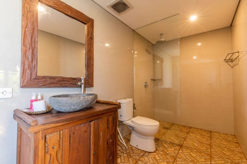 Deluxe Room, Pool View | Bathroom | Shower, rainfall showerhead, towels