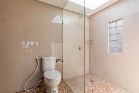 Deluxe Room | Bathroom | Shower, rainfall showerhead, towels