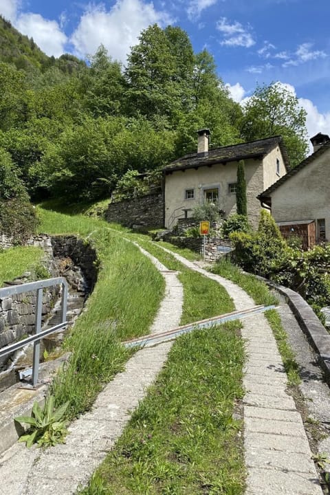 Top -Rustico mit Aussenwhirlpool beheizt und Sauna Vacation rental in Canton of Ticino