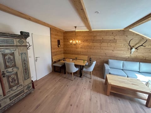 FeWO Allgäu Chalet - gemütliche Hüttenatmosphäre und Schwimmbad und Sauna im Ha Apartment in Oberstdorf