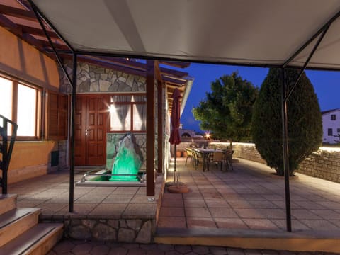 Haus in Vinkuran mit Pool und Bergblick Vacation rental in Pula