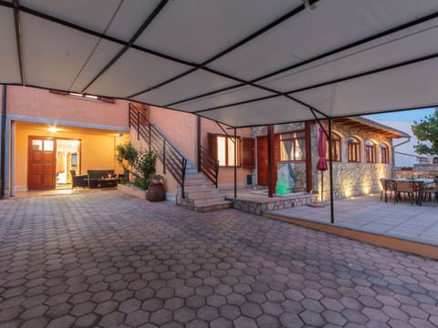 Haus in Vinkuran mit Pool und Bergblick Vacation rental in Pula