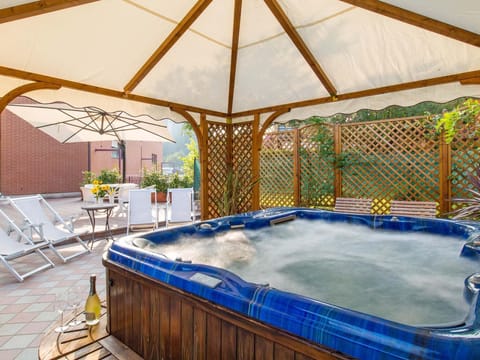 Wohnung mit Jacuzzi und Terrasse Apartment in Lake Garda