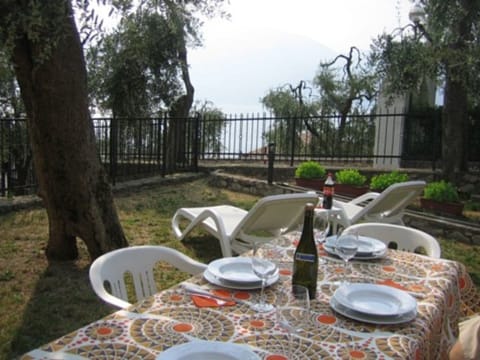 Margherita GARDEN Apartment in Brenzone sul Garda