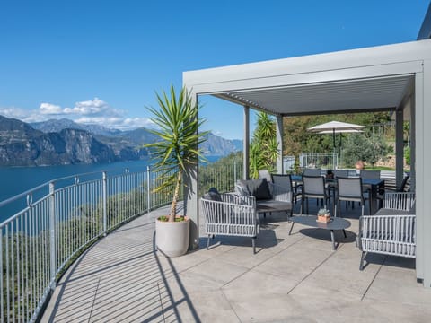 Alleinstehende Villa mit Pool und Traumaussicht Vacation rental in Brenzone sul Garda