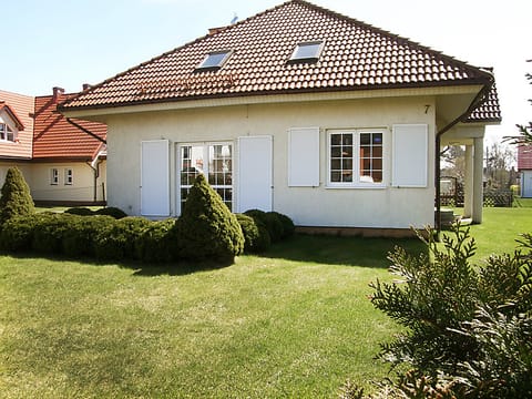 Mały dworek Vacation rental in Leba