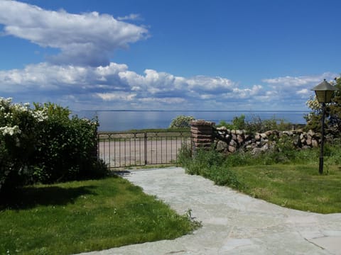 Freistehende Strandvilla mit großem Balkon Vacation rental in Kalmar County, Sweden