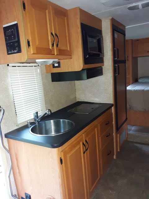 2011 Thor Motor Coach Four Winds Majestic Véhicule routier in Logan Martin Lake