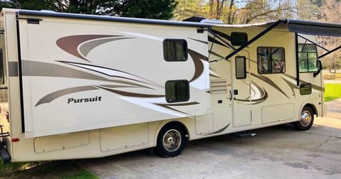 PURSUIT - CLASS A BUNKHOUSE - GREAT FAMILY RV - SOLAR PANELS Drivable vehicle in Del Mar