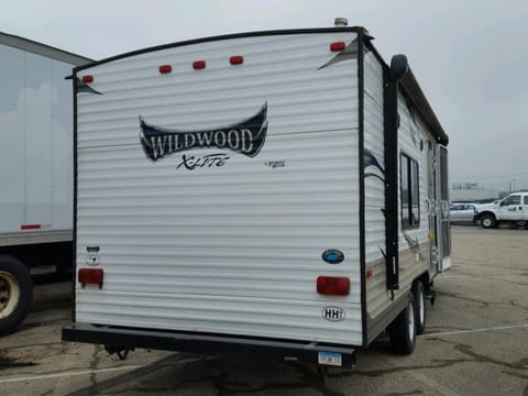 2015 Forest River Wildwood X-Lite Towable trailer in Hamilton