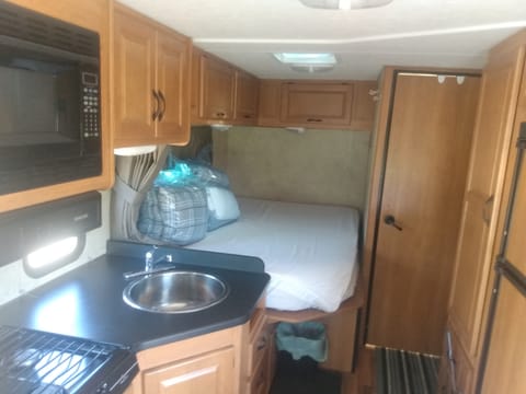 2013 Thor Motor Coach Four Winds Majestic Drivable vehicle in Alberta