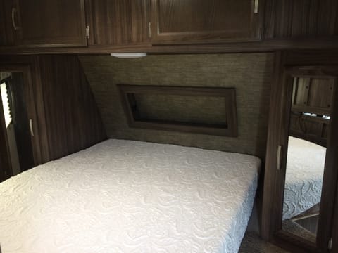 Coachmen Apex | Luxury, Spacious, & Lightweight | Sleeps 6 Towable trailer in Lake Wylie