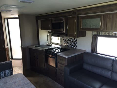 Coachmen Apex | Luxury, Spacious, & Lightweight | Sleeps 6 Towable trailer in Lake Wylie
