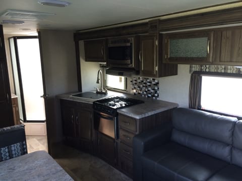 Coachmen Apex |  Spacious, & Lightweight | Sleeps 6 Remorque tractable in Lake Wylie