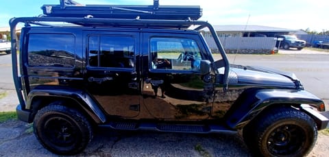 Maui 4x4 Jeep Wrangler Sahara Upgraded with Rooftop Tent (Black on Black) Van aménagé in Wailuku